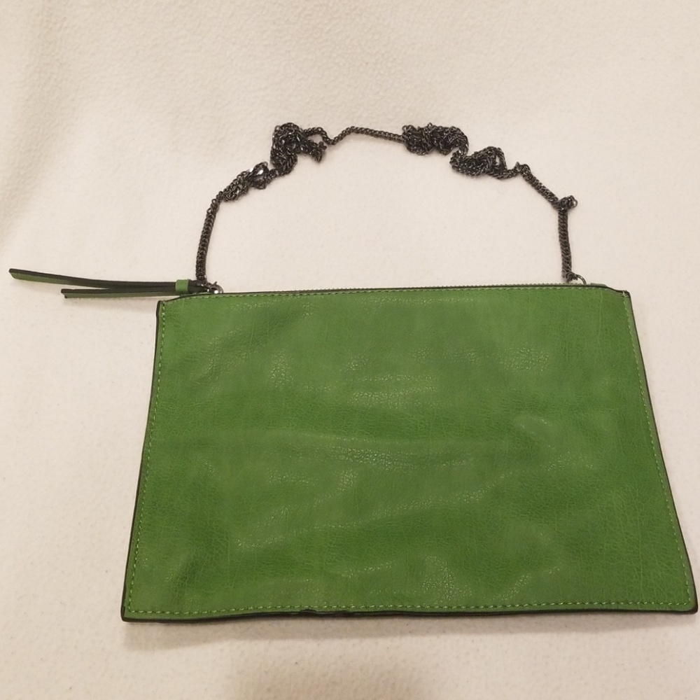 Green envelope-style bag w/chain strap.